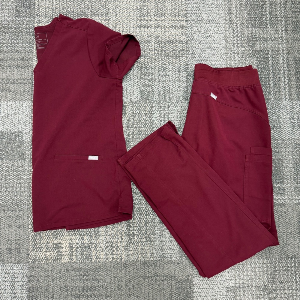 FIGS Scrub Set Womens Med Casma Med/Tall Kade cargo Burgundy Medical dental